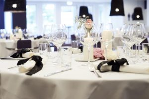 Et eksempel på borddækning i vores Selskabslokale