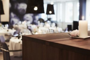 Levende lys på højbordet i vores Selskabslokale