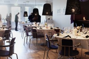 Der er dækket bord i Selskabslokalet