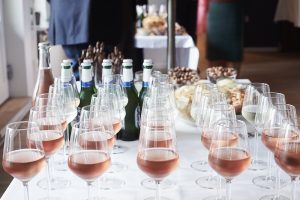 Velkomstdrinks står klar i Selskabslokalet